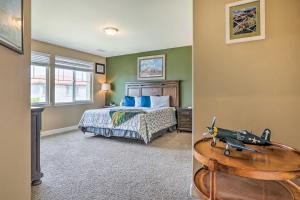 ein Schlafzimmer mit einem Bett und einer Pistole auf einem Tisch in der Unterkunft Air Racing Decor, Hot Tub Sparks Home! in Sparks