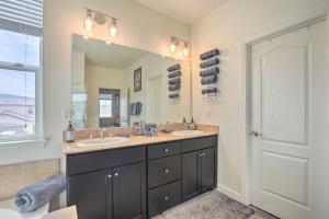 ein Badezimmer mit zwei Waschbecken und einem großen Spiegel in der Unterkunft Air Racing Decor, Hot Tub Sparks Home! in Sparks + 19 Fotos