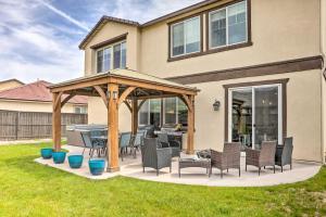 einen Pavillon mit Stühlen und einem Tisch im Hof in der Unterkunft Air Racing Decor, Hot Tub Sparks Home! in Sparks