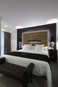 Capitol Boutique Hotel في سانتياغو دي كومبوستيلا: غرفة نوم كبيرة مع سرير كبير وأريكة