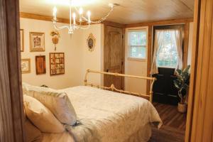 A bed or beds in a room at The Greenhouse Cozy Cottage- Walk to Downtown!