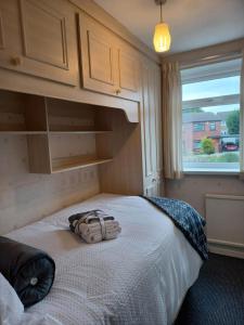 Un dormitorio con una cama con una mochila. en Immaculate 3-Bed House with free parking in Bolton en Bolton