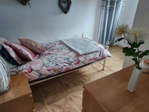 um quarto com uma cama com almofadas em 2 bed apartment 5min from sea in bare Morecombe em Morecambe