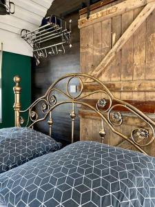 a bedroom with a bed with a wooden wall at Gleis 1, Eisenbahn Waggon mit Whirlpool und Ofen in Dahlem