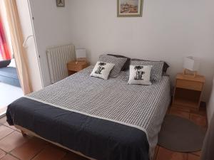a bedroom with a bed with two pillows on it at Chambre raisin 2p, pour 2 nuits max, a 6km du festival de piano de la roque d'anthéron à 100m de la piscine in Rognes +15 photos
