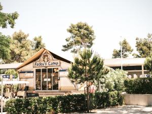 Falkensteiner Premium Mobile Homes and Camping Zadar外面的花园