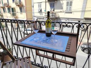 stół z 2 kieliszkami i butelką wina w obiekcie Cà del Mar - La Spezia e Cinque Terre w mieście La Spezia
