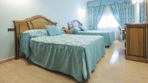 Postel nebo postele na pokoji v ubytování Villa Las Tres Hermanas Albarreal de Tajo by Toledo AP + 148 fotografií