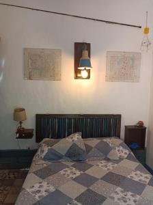 1 dormitorio con 1 cama con edredón en Casa de campo, surf, pesca y golf en Miramar