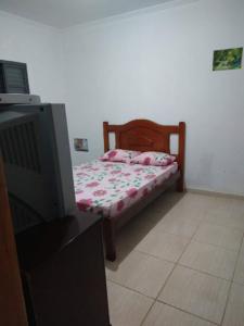 a small bedroom with a bed and a television at Recanto do Tião in Itapira +12 photos