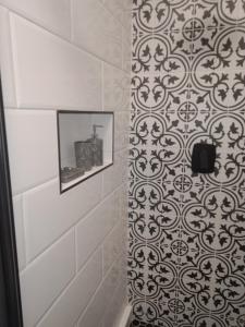 A bathroom at Cape Town - Bo Kaap- 2 Bedroom Cozy Apartment