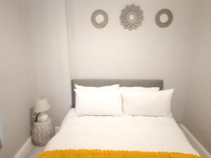 A bed or beds in a room at Cape Town - Bo Kaap- 2 Bedroom Cozy Apartment