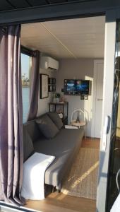 La Maison Bateau Sotogrande的休息区