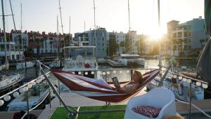 una mujer sentada en una hamaca en un barco en La Maison Bateau Sotogrande, en San Roque