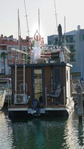 una mujer parada en la parte superior de un barco en el agua en La Maison Bateau Sotogrande, en San Roque