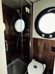La Maison Bateau Sotogrande的一间浴室