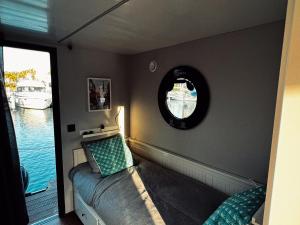 La Maison Bateau Sotogrande的休息区