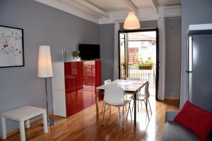 een keuken en een woonkamer met een tafel en stoelen bij Palermo Holidays in Mondello