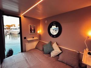 La Maison Bateau Sotogrande客房内的一张或多张床位