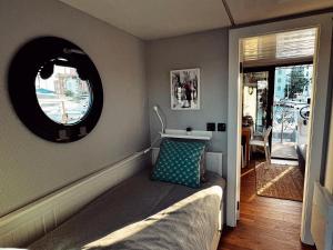 La Maison Bateau Sotogrande的休息区