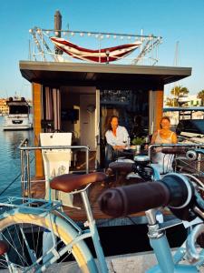 圣罗克La Maison Bateau Sotogrande的一群人坐在船上 更多37张照片