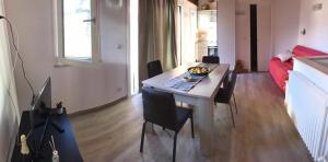 a kitchen and living room with a table and chairs at Casa Vacanza Cundari in Castelmola