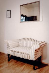 Sofá blanco en una habitación con espejo en Apartmán Dobré ráno, en Banská Štiavnica