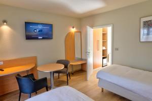 Postel nebo postele na pokoji v ubytování Auberge du Vieux Cedre, Enghien-Belgique