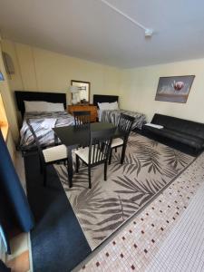 Habitación con cama, mesa y sillas. en 7 Beachside inn, en Hampton
