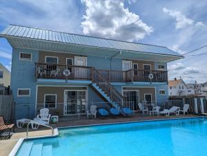 ein Haus mit einem Swimmingpool vor dem Haus in der Unterkunft 7 Beachside inn in Hampton