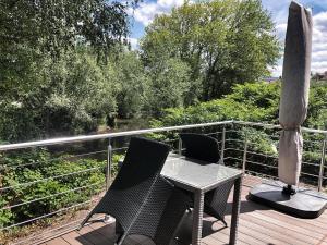 un balcone con tavolo e sedie su una terrazza di Kinzigloft nahe Frankfurt a Gelnhausen