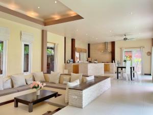 Ban Huai SieoにあるHugo Villa (3-Bedroom Pool villa + Rooftop)のソファとテーブルのあるリビングルーム