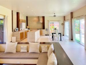 Ban Huai SieoにあるHugo Villa (3-Bedroom Pool villa + Rooftop)のソファとキッチンのあるリビングルーム +13枚の写真