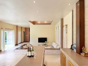 Ban Huai SieoにあるHugo Villa (3-Bedroom Pool villa + Rooftop)のリビングルーム(カウンターにワインボトル付)