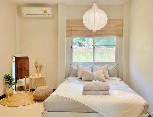 Ban Huai SieoにあるHugo Villa (3-Bedroom Pool villa + Rooftop)の窓のある大きな白いベッドのある寝室
