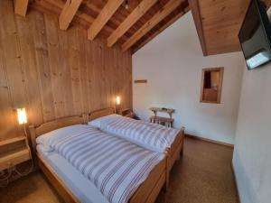 Postel nebo postele na pokoji v ubytování Hotel Astoria + 37 fotografií