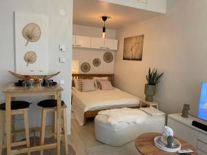 - une chambre avec un lit et une table dans l'établissement Immaculate 1-Bed Apartment in Tampere, à Tampere