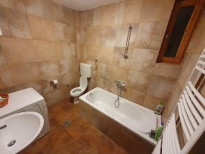 łazienka z wanną, toaletą i umywalką w obiekcie Green Paradise Kolašin w mieście Kolašin