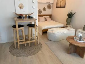 - un salon avec deux lits et une table dans l'établissement Immaculate 1-Bed Apartment in Tampere, à Tampere