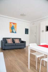 uma sala de estar com um sofá preto e uma mesa em Appartamenti Scrovegni em Pádua
