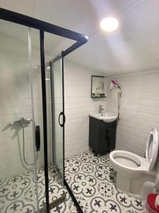 Ein Badezimmer in der Unterkunft pelit hotel