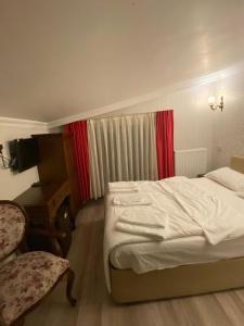 Un pat sau paturi într-o cameră la pelit hotel