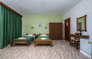 Postel nebo postele na pokoji v ubytování Hotel Eleni Anagros
