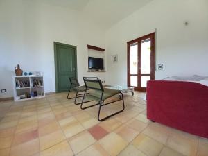 メンフィにあるCasa vacanza Nocellaraのリビングルーム(椅子2脚、ソファ付)