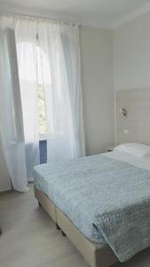 1 dormitorio con cama y ventana en Cecio 5 Terre Rooms, en Corniglia