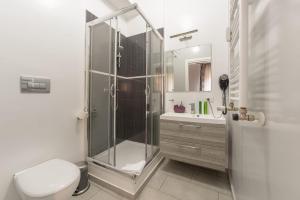 une salle de bain avec une douche avec des toilettes et un lavabo dans l'établissement Smart Holidays, à Rome 14 autres photos