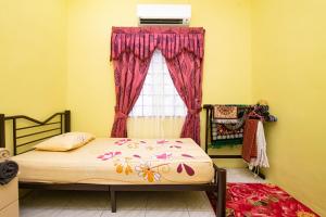 Säng eller sängar i ett rum på Tamu Nor Homestay Kuantan