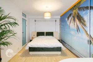 1 dormitorio con 1 cama y un mural de palmeras en Apartament luxos în Onești, en Onești
