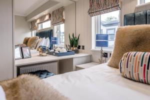 sypialnia z łóżkiem, biurkiem i oknami w obiekcie Briargate w mieście Aldeburgh