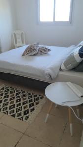 Een bed of bedden in een kamer bij Appartement à Eilat vue mer